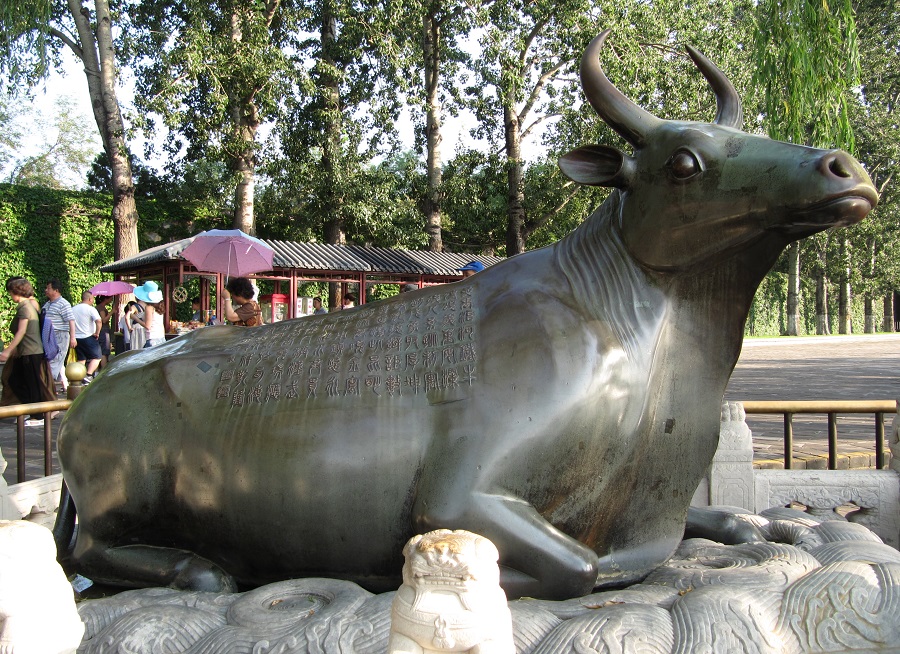 Бронзовый бык в Пекине